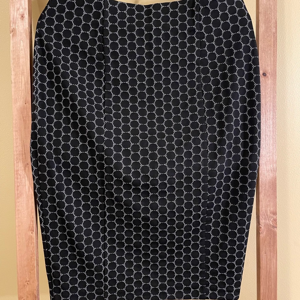 Elle Size M pencil skirt